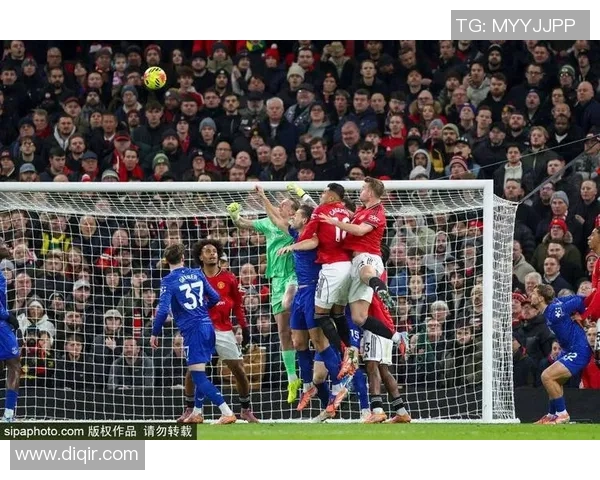 足球明星在比赛中遭遇暴力袭击引发球迷热议与媒体关注 足球明星在比赛中遭遇暴力袭击引发球迷热议与媒体关注