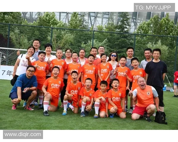 小球童意外邂逅足球明星梦想成真的温馨瞬间 小球童意外邂逅足球明星梦想成真的温馨瞬间